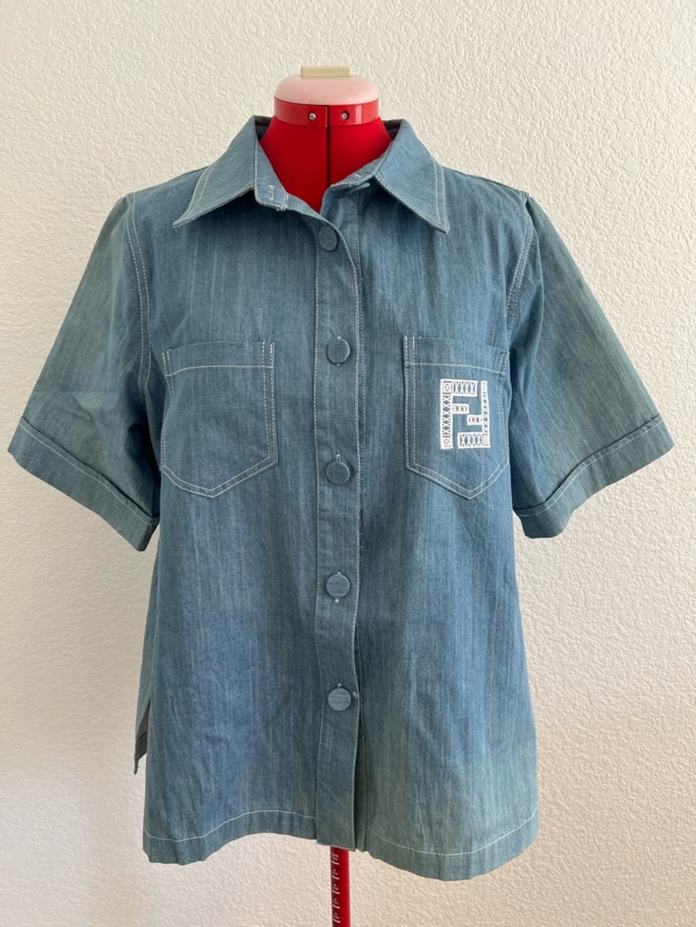 Chambray Denim Shirt Women’s Large Button Up Short Sleeve Logo Pocket Top
